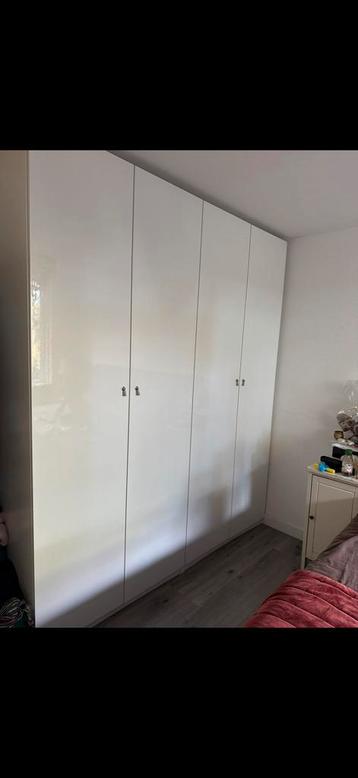 Een pax kledingkast van de ikea met hooglans witte deuren beschikbaar voor biedingen
