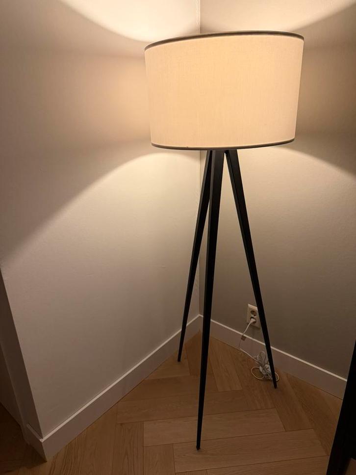 Zuiver, 2x Tripod Lampenkap Wit Rond 50x30cm, Huis en Inrichting, Lampen | Vloerlampen, Gebruikt, Minder dan 100 cm, Ophalen