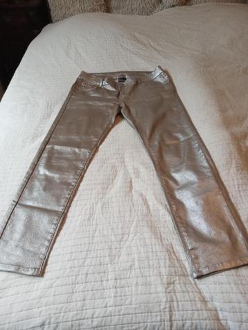 BROEK GOUDKLEURIG beschikbaar voor biedingen