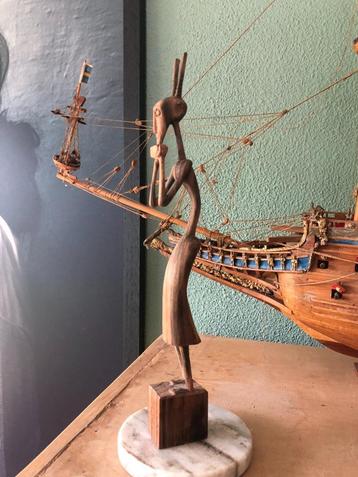 Afrikaans houten beeld – gestileerde vrouw beschikbaar voor biedingen