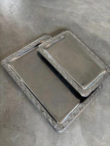 Zilverkleurige dienbladen met reliëfrand set van 2 beschikbaar voor biedingen