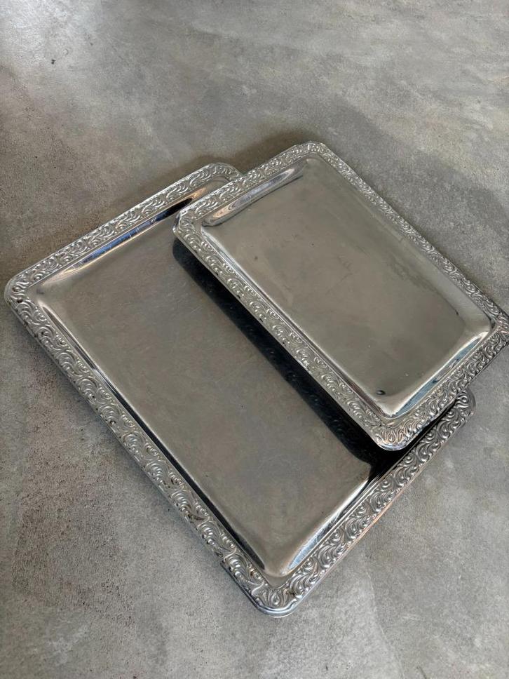 Zilverkleurige dienbladen met reliëfrand set van 2, Huis en Inrichting, Woonaccessoires | Dienbladen, Gebruikt, Metaal, Rechthoekig