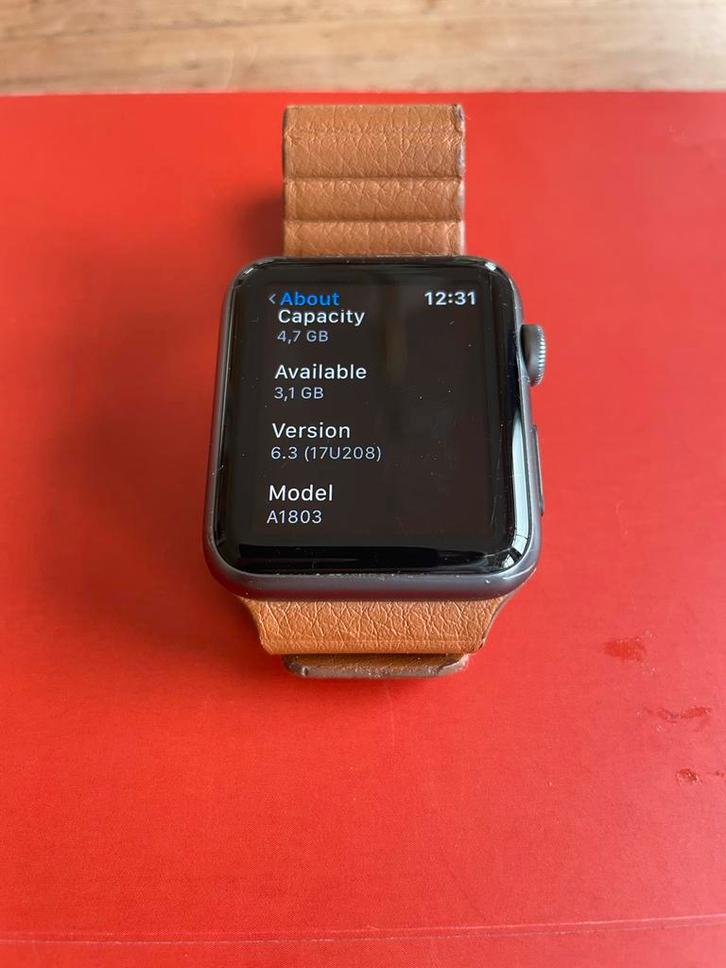 Apple Watch Series 6 met leren band - Topconditie!, Sieraden, Tassen en Uiterlijk, Smartwatches, Gebruikt, iOS, Zwart, Afstand