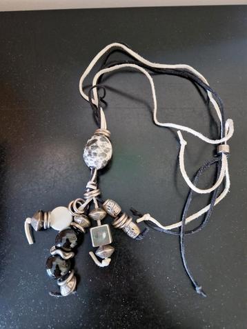 Ketting zwart wit  beschikbaar voor biedingen