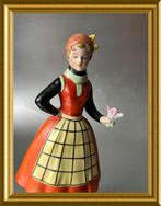 Antiek porseleinen beeldje: vrouw met schort, Ophalen of Verzenden