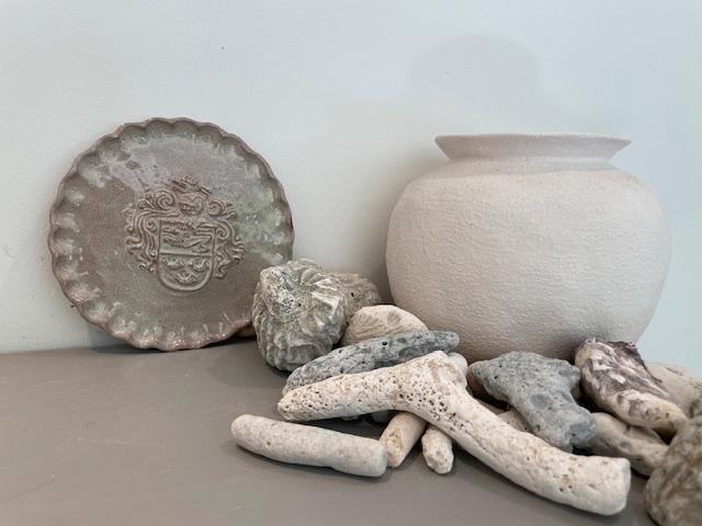 Vintage rond wapenschild aardewerk / terracotta geglazuurd., Antiek en Kunst, Antiek | Keramiek en Aardewerk, Ophalen