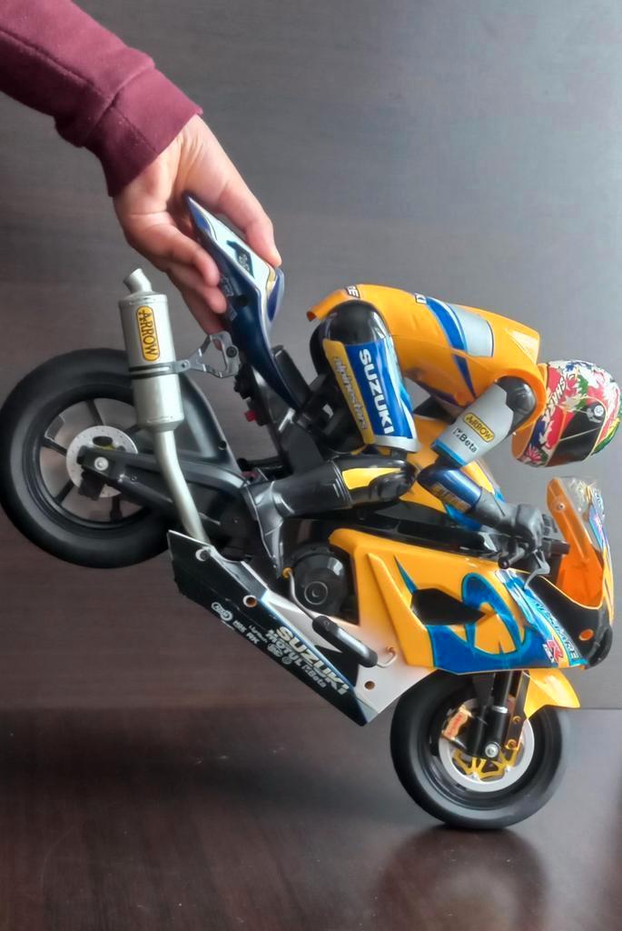 Suzuki GSX-R1000 RC Alstare ( Zonder accu,afstandsbediening), Hobby en Vrije tijd, Modelauto's | 1:5 tot 1:12, Ophalen of Verzenden
