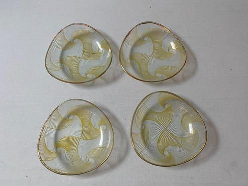 Mid Century/Retro/60s Set van 4 Leuke snack schaaltjes bonbO, Huis en Inrichting, Keuken | Servies, Gebruikt, Schaal of Schalen