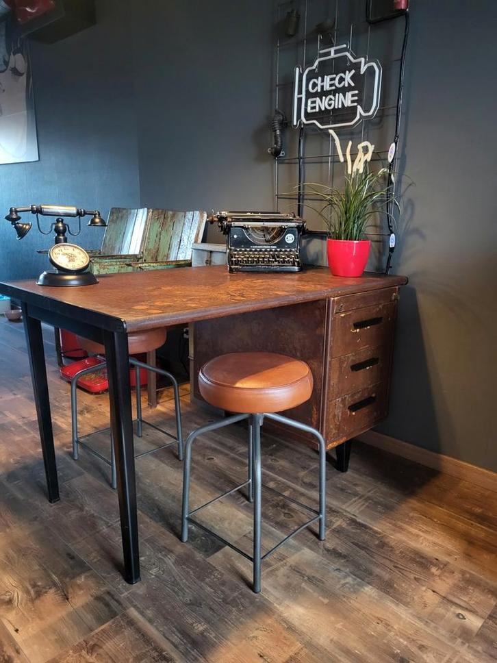 Stoer industrieel vintage Gispen bureau met krukjes, Huis en Inrichting, Bureaus, Gebruikt, Ophalen