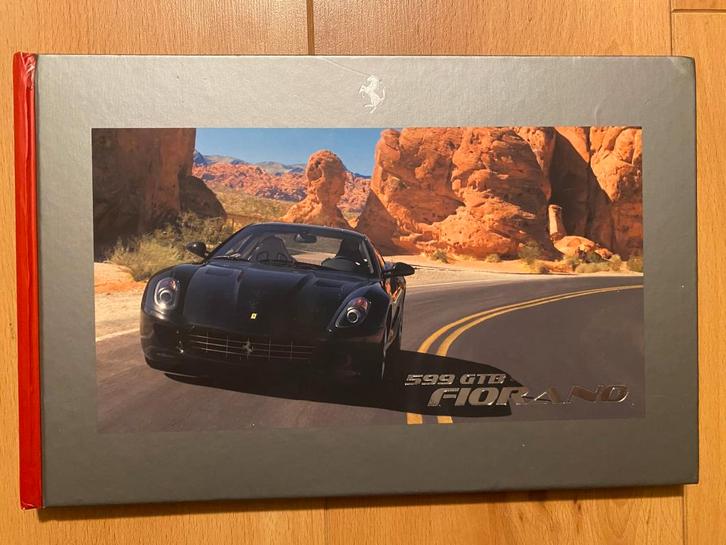 Ferrari 599 GTB Fiorano - Hardbound catalogus, Boeken, Auto's | Folders en Tijdschriften, Gelezen, Ferrari, Ophalen of Verzenden