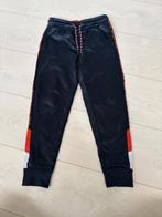 WE One team broek maat 128 (200619), Kinderen en Baby's, Kinderkleding | Maat 128, Zo goed als nieuw, Ophalen, Broek, Jongen