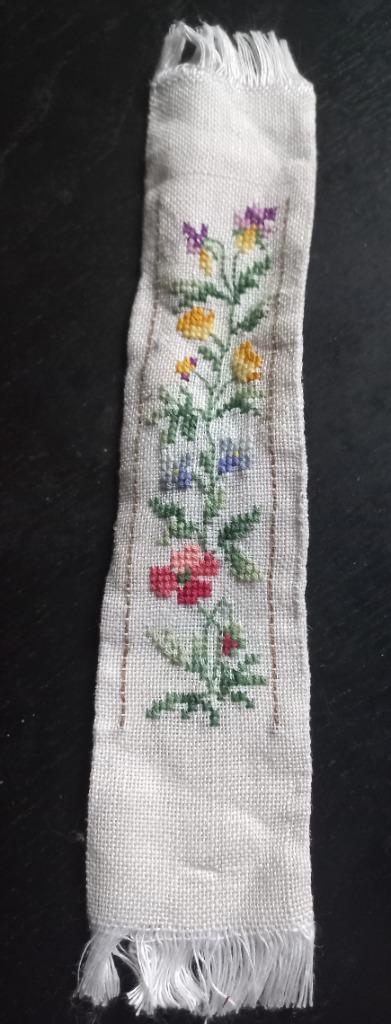 Geborduurde boekenlegger met bloemen, Verzamelen, Boekenleggers, Zo goed als nieuw, Ophalen of Verzenden