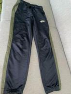 Nike broek pants zwart groen xl 158 164 170 met schade, Kinderen en Baby's, Kinderkleding | Maat 164, Jongen, Gebruikt, Sport- of Zwemkleding
