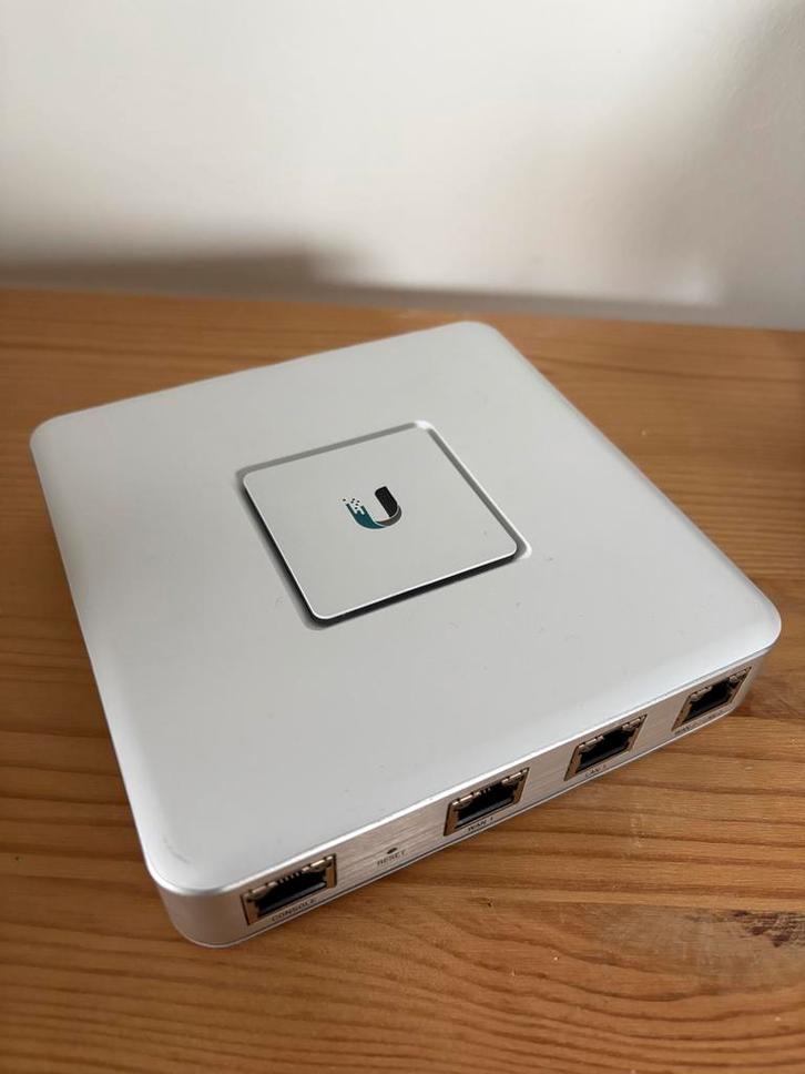 Ubiquiti UniFi USG - Security Gateway, Computers en Software, Routers en Modems, Gebruikt, Router, Ophalen of Verzenden