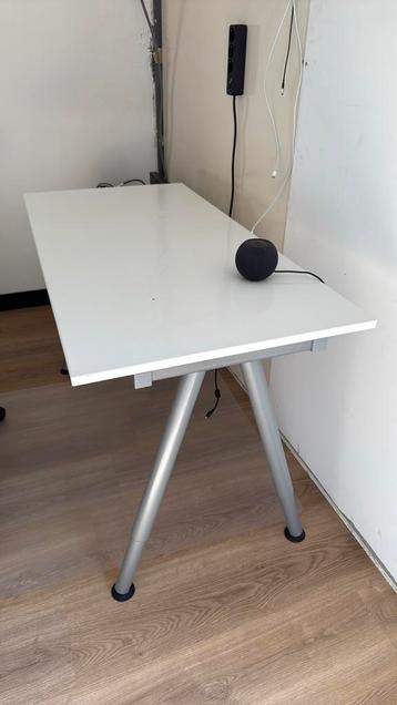 Wit bureau met instelbare poten 120x60 cm beschikbaar voor biedingen