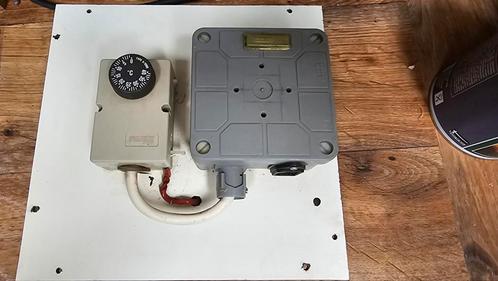 Donkerstraler 60W met thermostaat, Dieren en Toebehoren, Vogels | Hokken en Kooien, Zo goed als nieuw, Vogelkooi, Aluminium, Ophalen of Verzenden