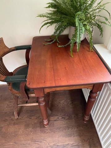 Antieke Houten Tafel met antieke stoel. beschikbaar voor biedingen