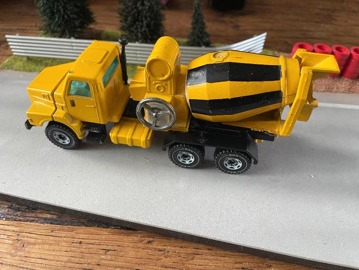 Siku 2514 Volvo N12 kipper en betonmixer, Hobby en Vrije tijd, Modelauto's | Overige schalen, Zo goed als nieuw, Bus of Vrachtwagen