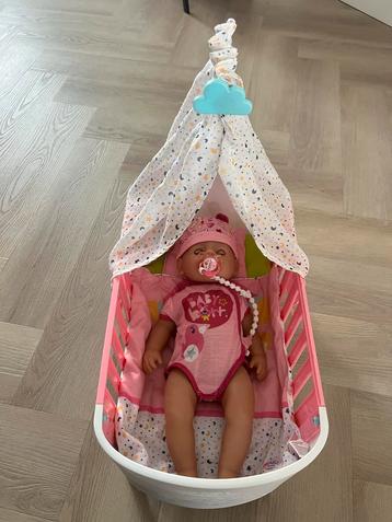 Baby Born Emma + Magisch Bed (met geluid) beschikbaar voor biedingen