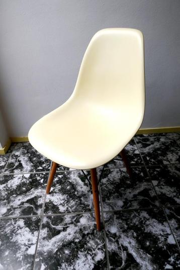 Design stoeltje - kunststof hout  beschikbaar voor biedingen