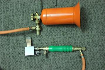 gasflesje met perkeo brander en bout met windkap beschikbaar voor biedingen