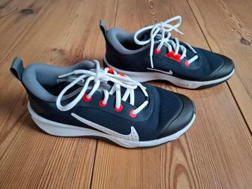 Donkerblauwe "Nike" Omni Court sportschoenen. Mt.38 beschikbaar voor biedingen