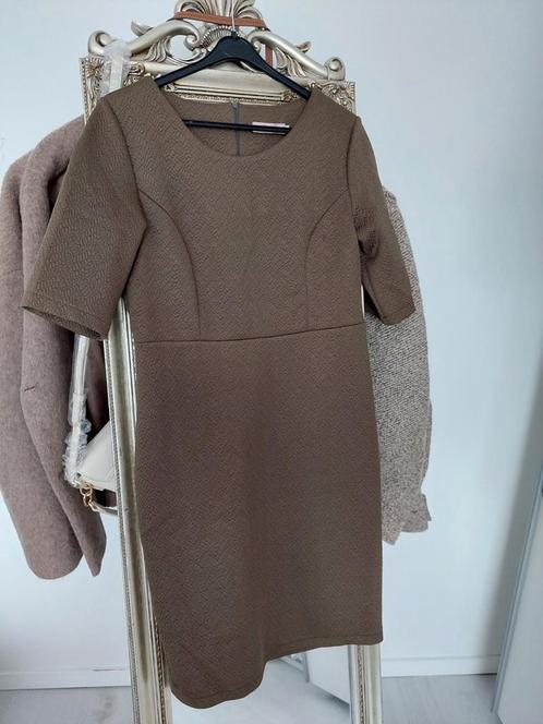 Sophia pure feminine khaki groene midi jurk maat 40, Kleding | Dames, Jurken, Zo goed als nieuw, Maat 38/40 (M), Groen, Onder de knie