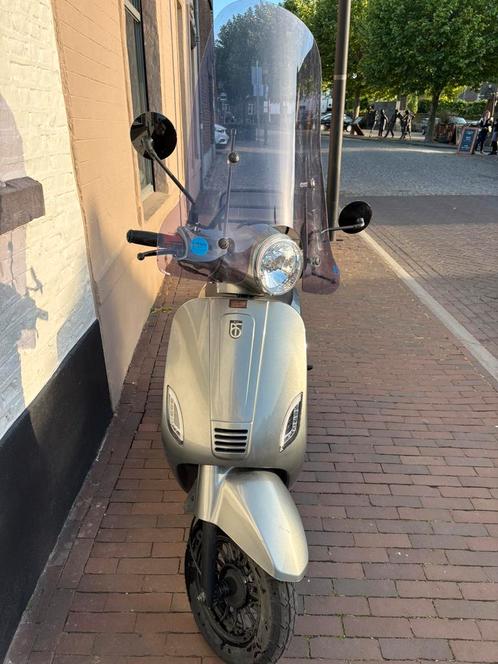 Grijze scooter, Fietsen en Brommers, Scooters | Overige merken, Zo goed als nieuw, Maximaal 25 km/u, Benzine, Ophalen