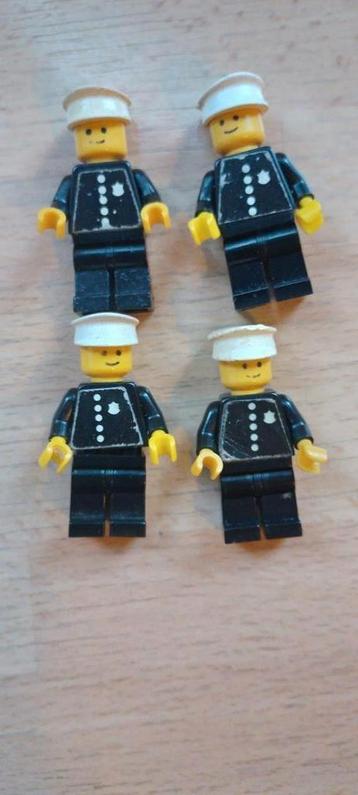 4 vintage politieagenten beschikbaar voor biedingen