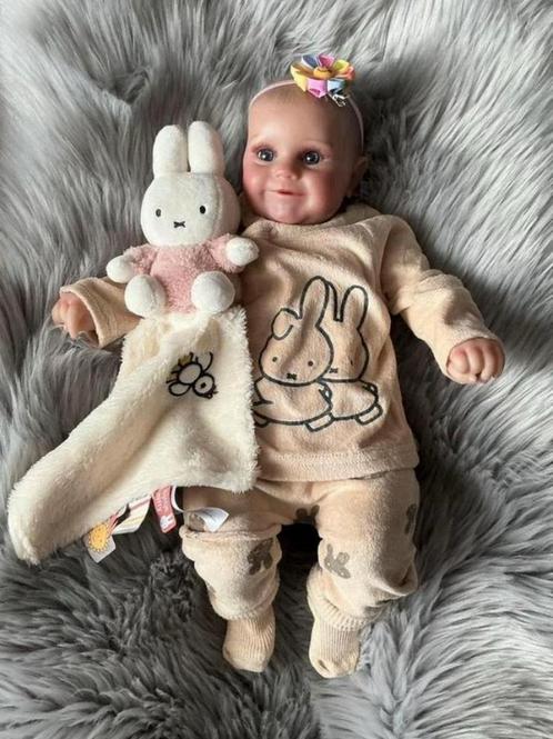 Vrolijke Reborn meisje, Verzamelen, Poppen, Zo goed als nieuw, Babypop, Levensecht of Reborn, Verzenden