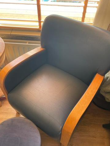 Mooie blauwe fauteuil met houten armleuningen beschikbaar voor biedingen