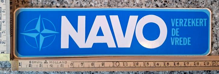 Vintage sticker NAVO verzekert de vrede, Verzamelen, Stickers, Zo goed als nieuw, Overige typen, Ophalen of Verzenden