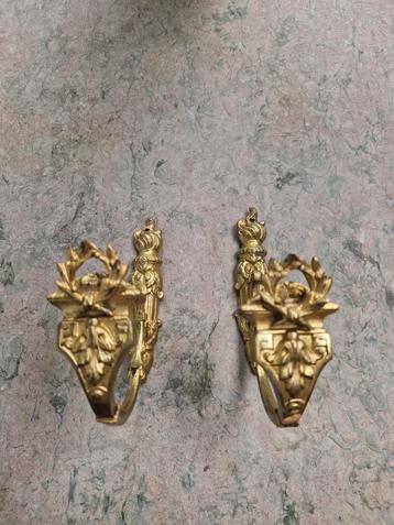 2 grote gordijnhaken beschikbaar voor biedingen
