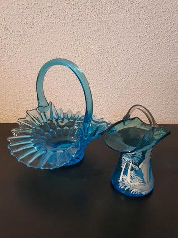 Lichtblauw glazen mandje  beschikbaar voor biedingen
