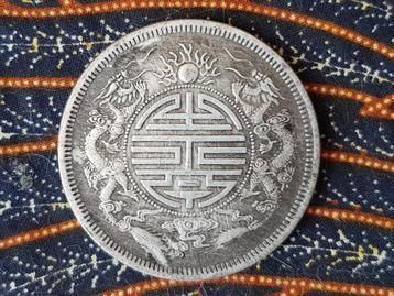 Mooie grote oude penning uit China met karakters en draken. beschikbaar voor biedingen