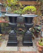 2 gietijzeren tuinvazen  bloempotten op console, Ophalen