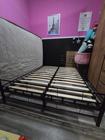 Mooi bed met lattenbodem - Zwart metaal