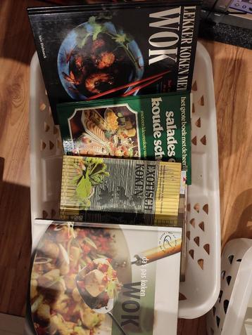Doos vol met diverse kookboeken  beschikbaar voor biedingen