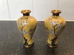 Twee Chinees/Japans? cloisonné vaasjes met bloesem., Ophalen of Verzenden