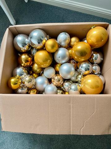 Grote doos kerstballen goud-  / zilverkleur beschikbaar voor biedingen