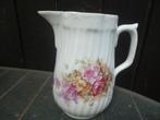 Grote melk- / Waterkan met roze roosjes en paarse bloesem, Ophalen of Verzenden