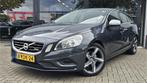 Volvo V60 1.6 T3 R-Design >>EERSTE EIGENAAR<< (bj 2013), Zwart, 4 cilinders, 150 pk, Leder en Stof