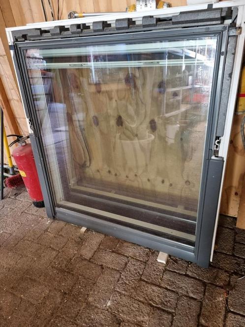 2 stuks Velux kantelramen 114 x 118 zonder dakstukken, Doe-het-zelf en Verbouw, Glas en Ramen, Zo goed als nieuw, Dakraam, 80 tot 120 cm