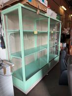Vintage vitrine kast. Is verrijdbaar. 250 cm lang x 206 cm h, Huis en Inrichting, Kasten | Vitrinekasten, Ophalen, Zo goed als nieuw