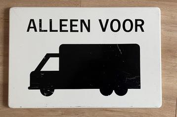 verkeersbord of onderbord alleen voor vrachtauto's beschikbaar voor biedingen