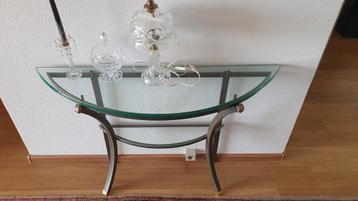 Glazen wandtafel met metalen frame beschikbaar voor biedingen