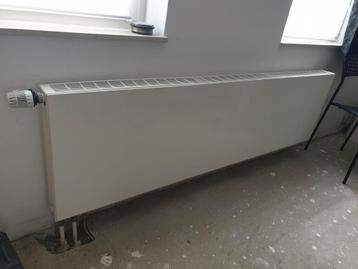 3 HENRAD Radiators nog in zeer goede staat met ophangbeugels beschikbaar voor biedingen