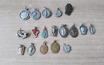 16 Religieuze Kettinghangers - Diverse Heiligen, 2 broches  beschikbaar voor biedingen