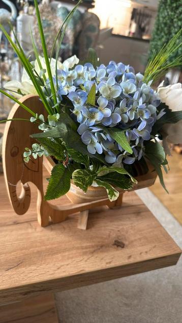 Kunstbloemen inclusief olifant houten vaas beschikbaar voor biedingen