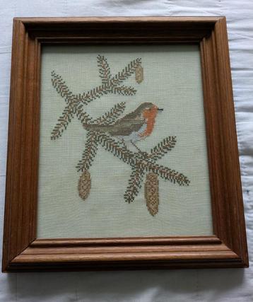 Vintage geborduurd schilderij met roodborstje op dennenboom beschikbaar voor biedingen